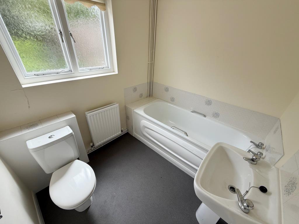 Lot: 165 - MID-TERRACE COTTAGE FOR IMPROVEMENT - Ground floor bathroom with window to the rear